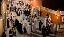 غبقة “ضي القمر” تجمع صناع السينما والثقافة في موقع تصوير مسلسل “الغميضة” بالأحساء