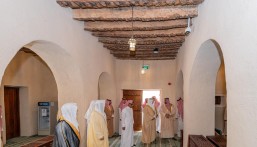  محافظ الأحساء يتفقد مسجد أم زرينيق ضمن مشروع تطوير المساجد التاريخية