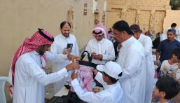 بالصور.. تكريم شباب المعيزل الشمالي بالعيون بعد 55 عامًا من عطاء “إفطار صائم”