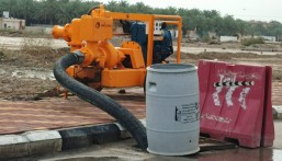 بالصور.. بلدية العيون تكثّف جهودها لمواجهة الأمطار وتوزّع مضخات لشفط تجمعات المياه