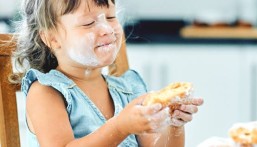 3 حلويات فقط للطفل في العيد.. استشاري قلب يحذر من برمجة الدماغ على السكر