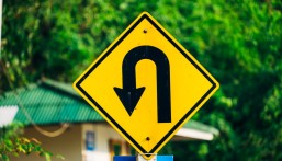 تطوير جديد في نظام المرور.. مقترح بتوحيد اللافتات استعدادًا لإكسبو ومونديال 2034