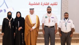 محافظ الأحساء يقلّد أول قائدة كشفية بالشرقية الشارة الخشبية 