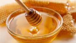 العسل بديل صحي للسكر المكرر في المشروبات.. فوائد غذائية يحتاجها الجسم