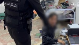 فيديو.. لحظة القبض على مقيمين بتهمة الاحتيال عبر إعلانات حج وهمي في مكة