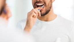 قبل أم بعد الإفطار؟.. طبيبة أسنان تحسم أفضل توقيت لتنظيف الأسنان