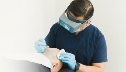 عيادات زراعة الشعر تحت الرقابة.. حملات تفتيش مكثفة تلاحق المخالفين لحماية المرضى