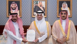 محافظ الأحساء يكرّم منسوبي مطار الأحساء الدولي تقديرًا لجهودهم