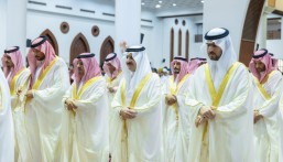 أمير الشرقية ونائبه يؤديان صلاة عيد الأضحى مع جموع المصلين بالدمام