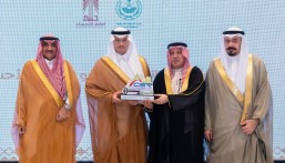 محافظ الأحساء يتسلّم مفتاح “المدينة العربية المسؤولة اجتماعيًا 2026”