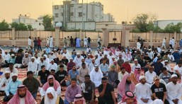 بالصور.. أهالي مدينة العيون يؤدون صلاة عيد الأضحى المبارك