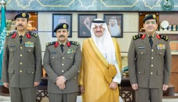 أمير الشرقية يقلّد مدير مرور المنطقة ومساعد مدير الشرطة لشؤون الأمن رتبتيهما الجديدتين (لواء)