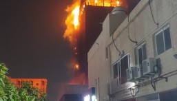 حريق في طوابق عليا لمبنى تجاري في الدمام