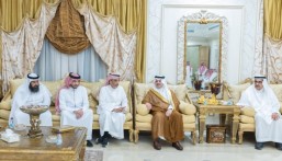 أمير الشرقية يقدم التعازي لأبناء الدكتور بكر بن عبدالله بن بكر في وفاة والدهم