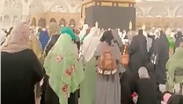فيديو| «يارب يشوف كل الحريم ضفادع وسحالي».. دعاء طريف لزوجة مصرية أمام الكعبة