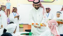 بمتابعة الأمير سعود بن طلال.. وكيل محافظة الأحساء يشارك الطلاب أول أيام العام الدراسي