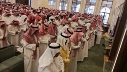 أهالي الأحساء يؤدون الصلاة على ضحايا طريق العقير – العيون