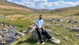 شاهد بالفيديو.. حجر في طرابزون يتحول إلى مزار للجماهير بعد زيارة محمد صلاح له