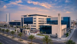 بالروبوت الجراحي.. نجاح عملية دقيقة لمريض ثلاثيني في مستشفى المواساة