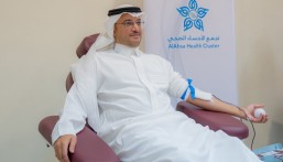 «اقتداء وعطاء».. محافظ الأحساء يشارك في الحملة الوطنية للتبرع بالدم