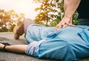 خالد النمر يحذر من خطأ شائع عند إغماء شخص: لا تحاول إخراج لسانه