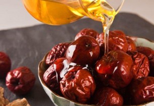 الخضيري: كل أنواع التمر والعسل ترفع السكر.. وهذه الطريقة الآمنة لتناولها