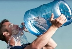 تحذير صحي من شرب الماء بكثرة دفعة واحدة في رمضان