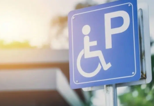 المرور: ضبط 2304 مركبات مخالفة متوقفة في أماكن ذوي الإعاقة