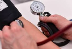 تقرير صحي يحذّر: ارتفاع ضغط الدم يهدد الشباب لهذه الأسباب