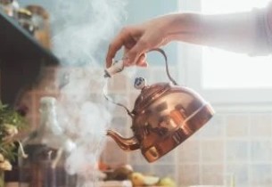 هل الماء الساخن ينقص الوزن ويعالج التهاب الحلق؟.. حقائق علمية جديدة تكشف