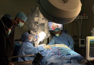 مستشفى الجبر ينجح في إجراء أول عملية زراعة قوقعة باستخدام النظام الروبوتي المتطور