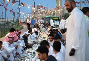 مائدة واحدة وقلب واحد.. إفطار أهالي الجفر يعزز أواصر الأخوة (صور)