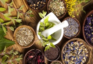 8 أعشاب طبيعية لتخفيف غازات البطن والانتفاخ.. أستاذ العقاقير يوضح