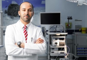 استشاري باطنة يحذر من إهمال السحور أو تقديمه.. ويؤكد: وجبة متوازنة تحميك من الإجهاد