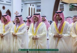 أمير الشرقية يؤدي صلاة عيد الفطر مع جموع المصلين في الدمام