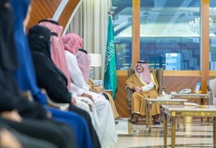 أمير المنطقة الشرقية يطلع على برامج “إخاء”