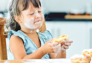 3 حلويات فقط للطفل في العيد.. استشاري قلب يحذر من برمجة الدماغ على السكر