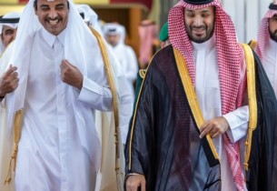 أمير قطر وملك البحرين وولي عهد الكويت يصلون إلى جدة للمشاركة في القمة الخليجية التشاورية