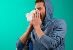 تحذير طبي من كتم العطسة: قد يؤدي إلى مضاعفات خطيرة
