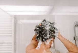 حقيقة أم خرافة؟.. أطباء الجلدية يحسمون الجدل حول غسل الشعر وعلاقته بالصلع والشيب