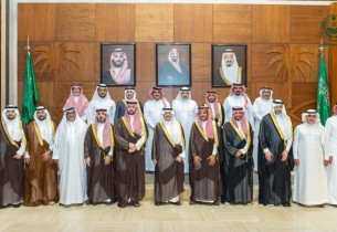أمير الشرقية يؤكد دعم الحرفيين وتمكينهم خلال استقباله منسوبي هيئة التراث بالأحساء