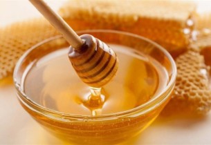 العسل بديل صحي للسكر المكرر في المشروبات.. فوائد غذائية يحتاجها الجسم