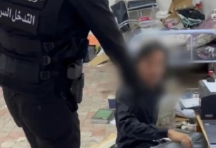 فيديو.. لحظة القبض على مقيمين بتهمة الاحتيال عبر إعلانات حج وهمي في مكة