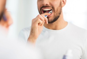 قبل أم بعد الإفطار؟.. طبيبة أسنان تحسم أفضل توقيت لتنظيف الأسنان