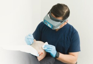 عيادات زراعة الشعر تحت الرقابة.. حملات تفتيش مكثفة تلاحق المخالفين لحماية المرضى