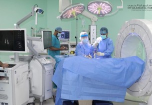 في الخبر.. جراحة دقيقة تُنهي معاناة ستينية وتُعيد لها القدرة على المشي بعد استئصال ورم نادر