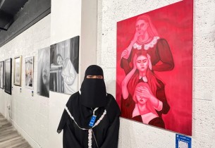 التشكيلية حصة العتيق تعيد صياغة “ثلاثية الحكمة” برؤية معاصرة