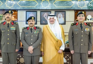 أمير الشرقية يقلّد مدير مرور المنطقة ومساعد مدير الشرطة لشؤون الأمن رتبتيهما الجديدتين (لواء)