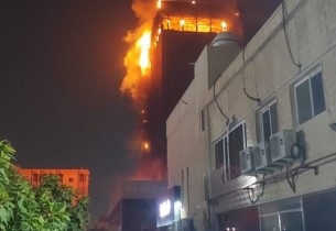 حريق في طوابق عليا لمبنى تجاري في الدمام