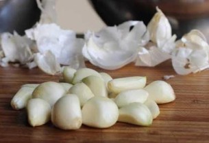 حارس الكلى الطبيعي.. لماذا يوصي الأطباء بإدراج الثوم في غذائك؟